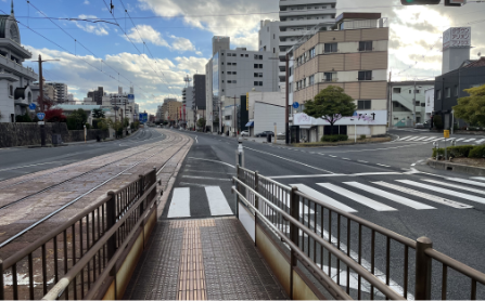 ②横断歩道渡り、南側に向かって100ｍ歩きます